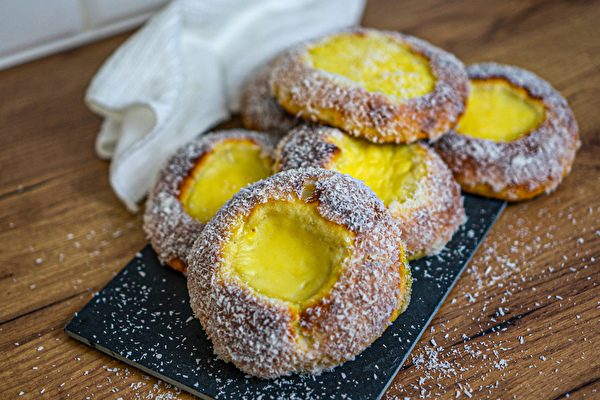 Skoleboller – norwegische Hefebrötchen mit Pudding und Kokos