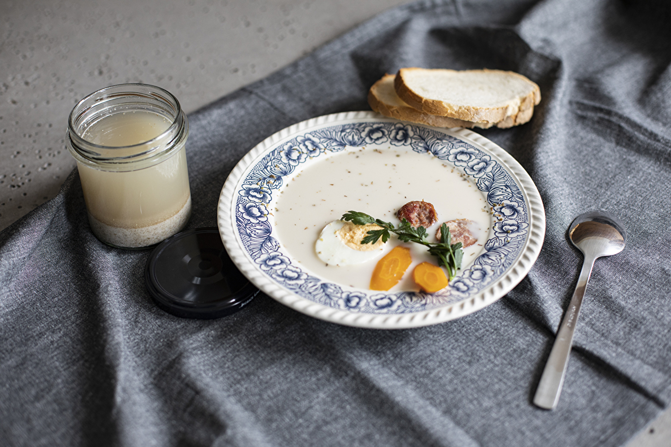 Weißer Barszcz mit hausgebackenem Sauerteigbrot