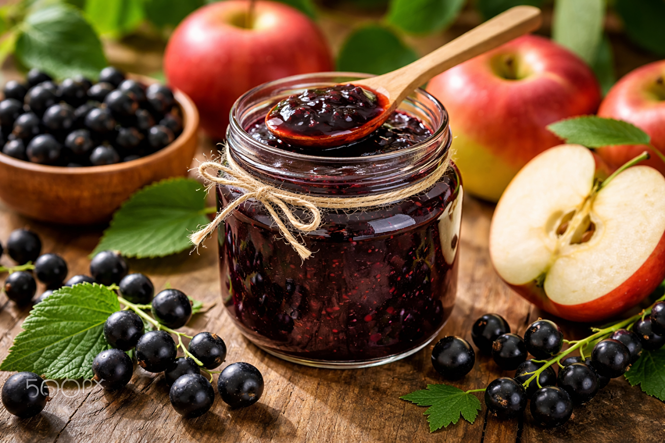 Konfitüre aus schwarzen Johannisbeeren und Äpfeln