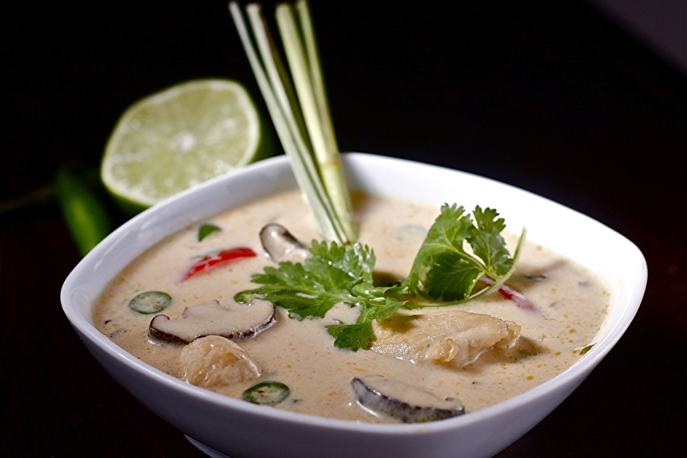 Wärmende, glutenfreie thailändische Hühnersuppe mit Huhn