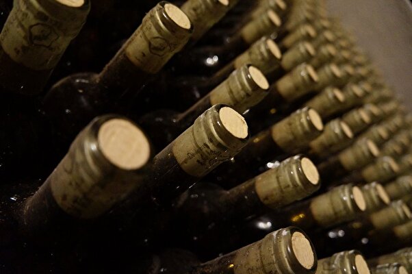 How to cork wine?