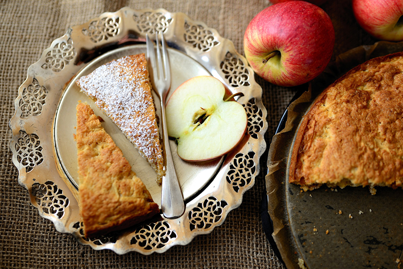 Yeast cake with apples
