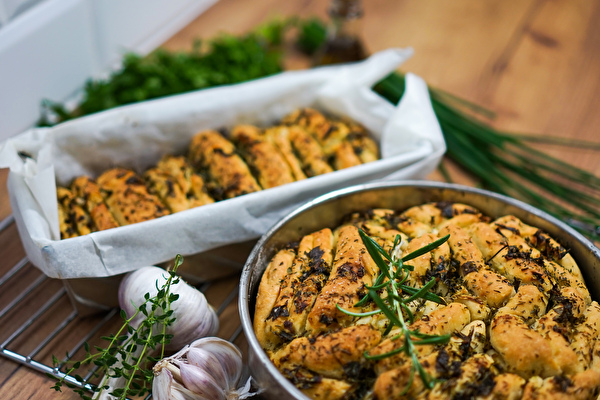 Herbed pull-apart bread