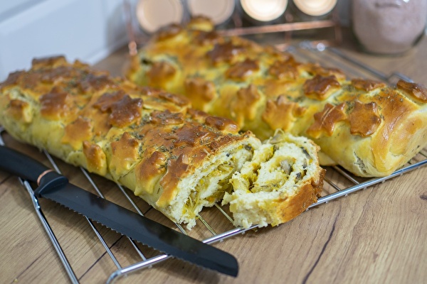 Yeast kulebiak with cabbage and button mushrooms
