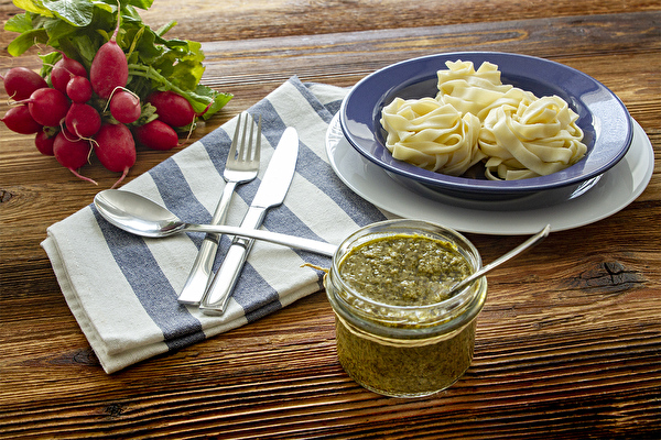 Pesto redislehtedest
