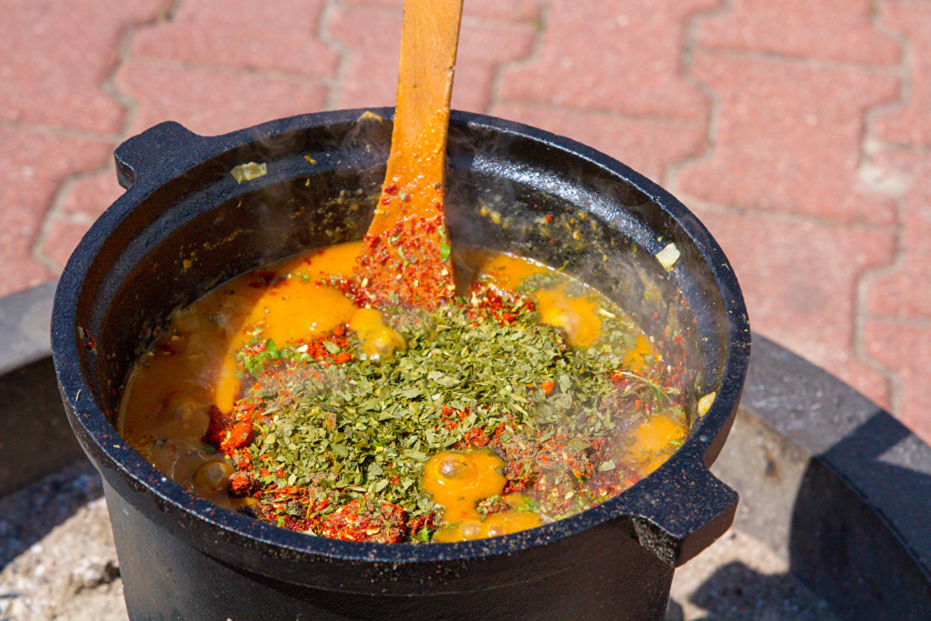 Ragoût de viande et de légumes au chaudron