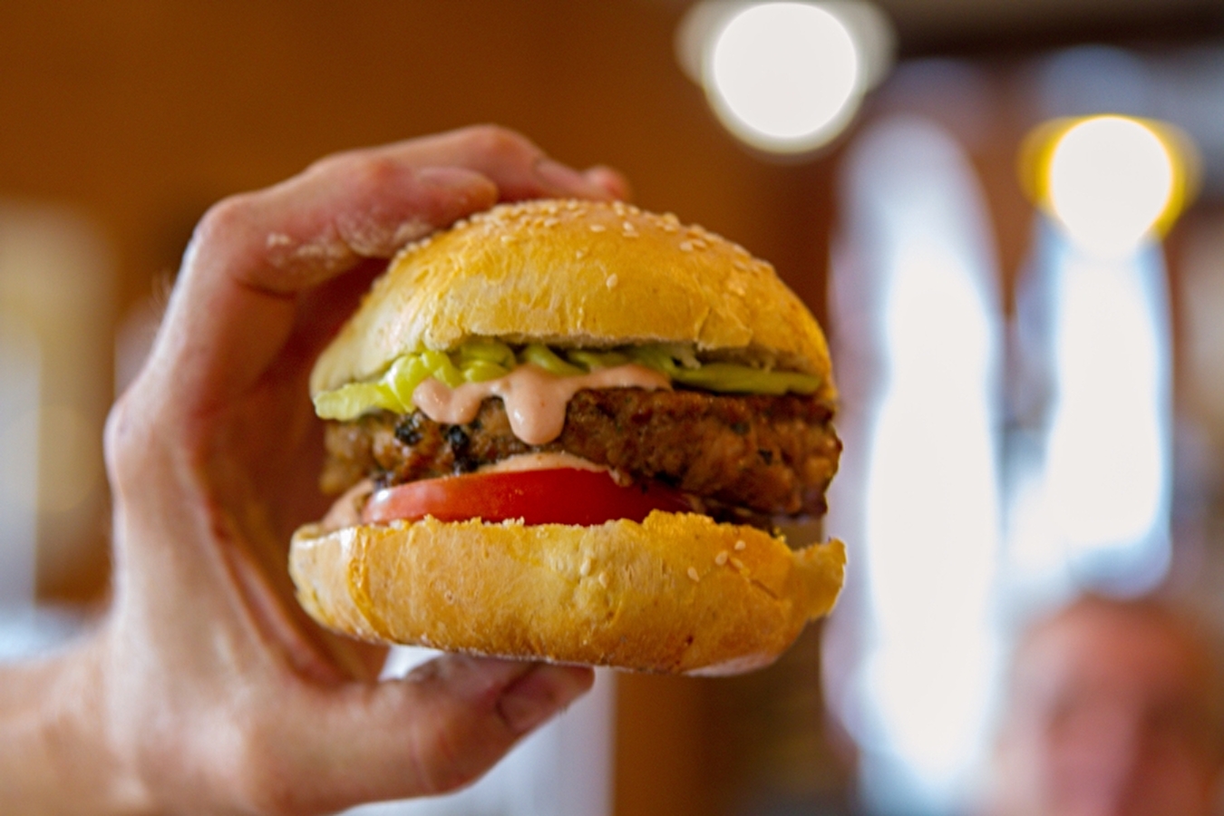 Domaći burgeri s umakom od češnjaka