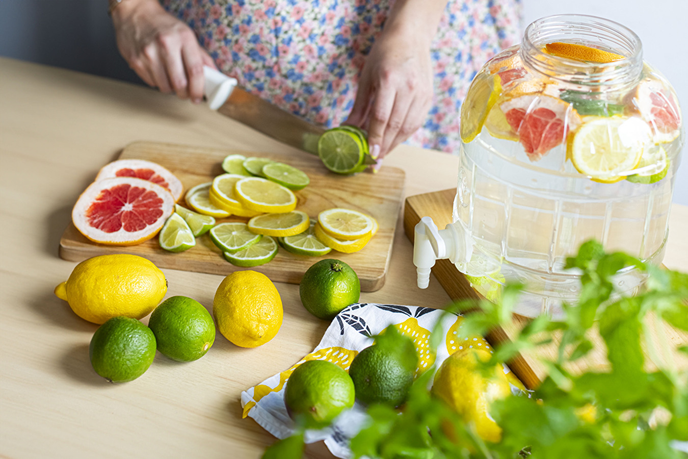 Băutură izotonică de casă cu lămâi, lime și grepfrut