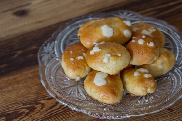 Сладкие булочки со сливовой начинкой