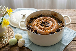 Закрученная белая колбаса, запечённая с грибами и копчёной сливой