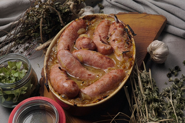 Белая колбаса, запечённая в пиве с горчицей и луком