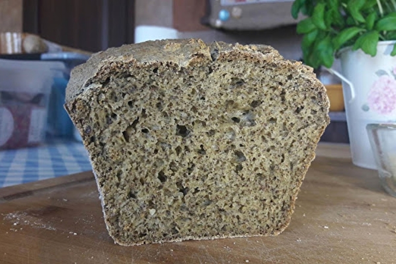 Domači brezglutenski kruh s konopljino moko