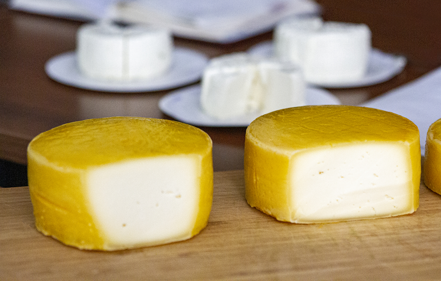 Domači rumeni sir tipa Gouda